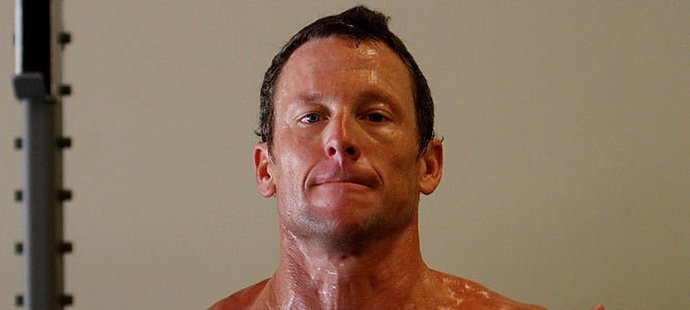 Lance Armstrong při dřině v posilovně
