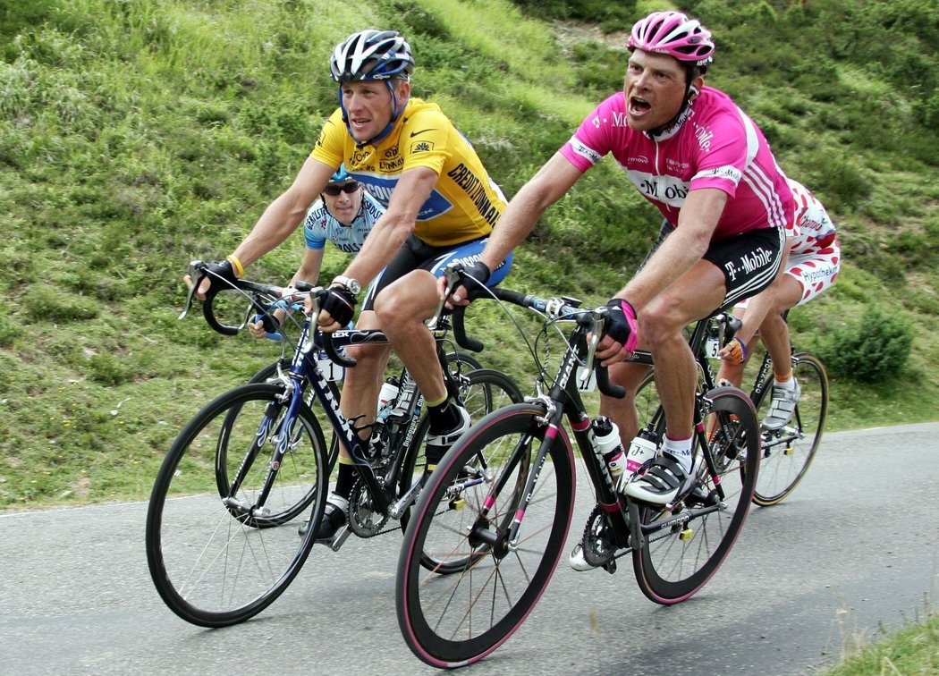 Dvojice velkých rivalů - Lance Armstrong (vlevo) a Jan Ullrich na Tour de France 2005