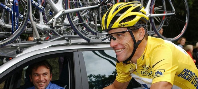 Lance Armstrong si připíjí na svůj triumf s týmovým šéfem Johanem Bruyneelem v závěrečné etapě Tour de France 2003