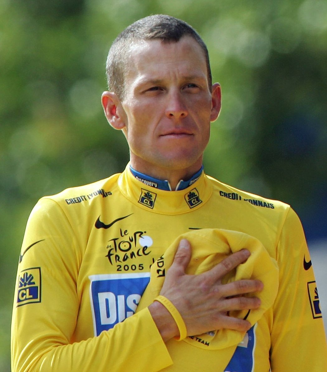 Lance Armstrong se drží za srdce při americké hymně po svém sedmém vítězství na Tour de France