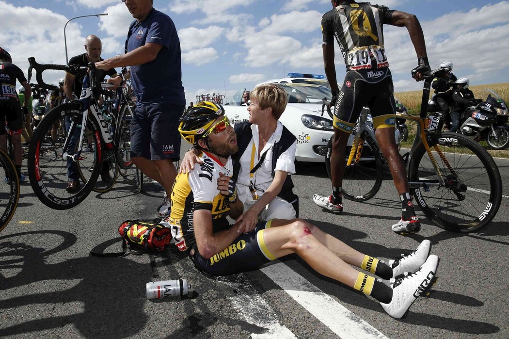 Nizozemský cyklista Laurens ten Dam se takhle zřídil v pondělní třetí etapě, čtvrtou ale opět absolvoval