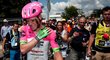 Zraněný Lawson Craddock se drží za rameno v cíli první etapy Tour de France