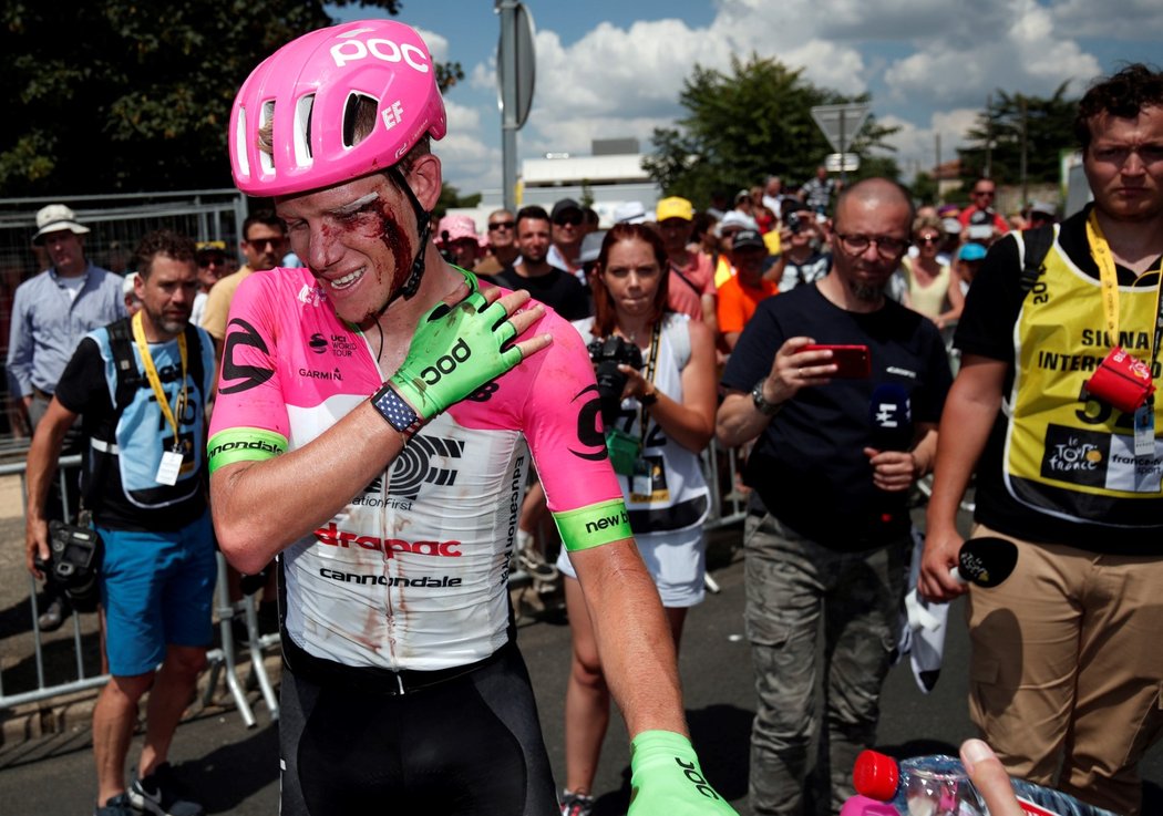 Zraněný Lawson Craddock se drží za rameno v cíli první etapy Tour de France