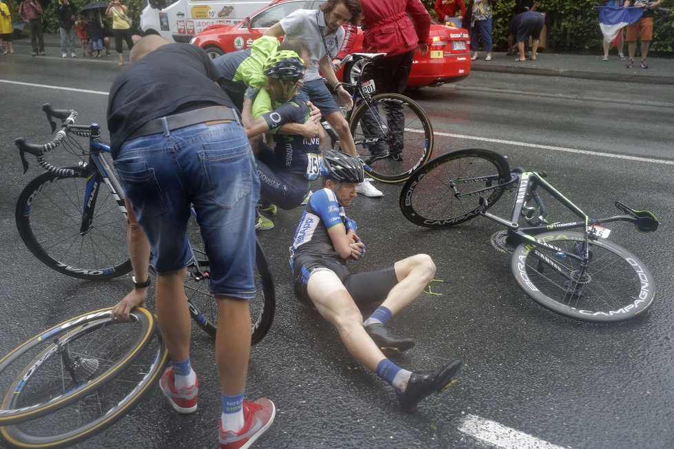 Leopold König se drží za ruku po hromadném pádu v závěru 19. etapy Tour de France