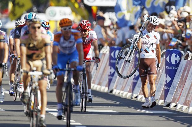 Lloyd Mondory kráčí do cíle po pádu v závěru první etapy Tour de France Lloyd Mondory kráčí do cíle po pádu v závěru první etapy Tour de France