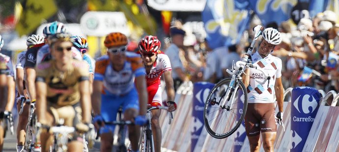 Lloyd Mondory kráčí do cíle po pádu v závěru první etapy Tour de France