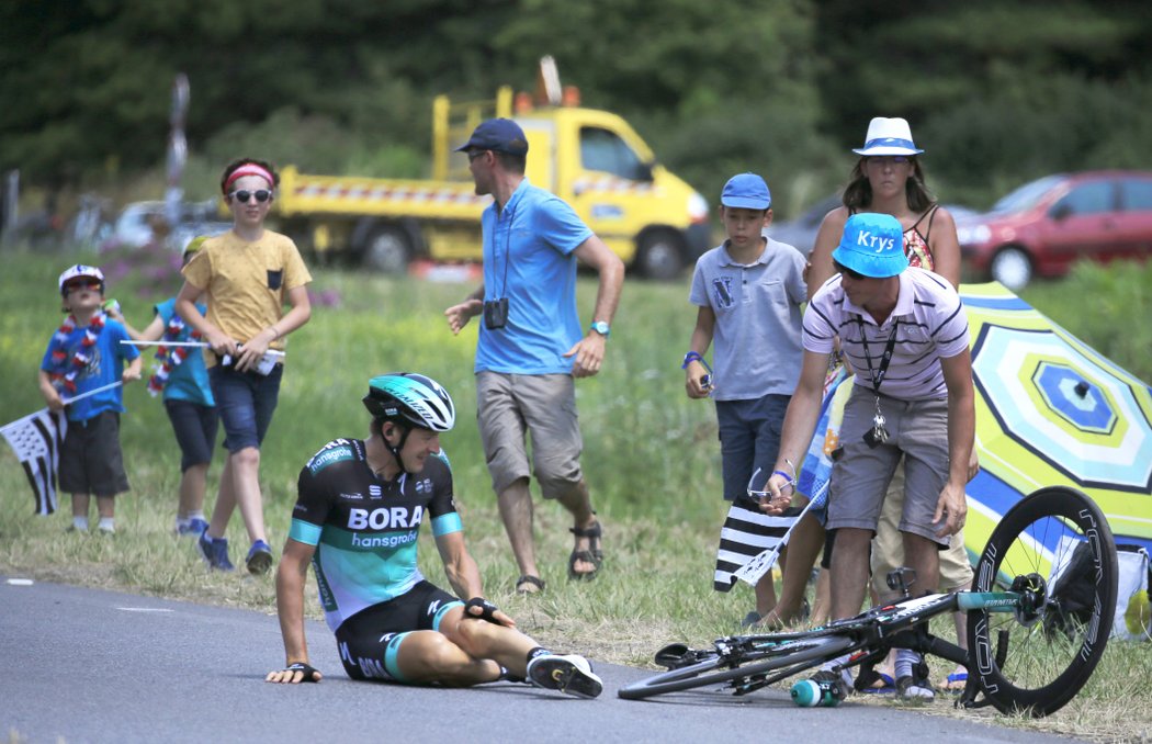 Macus Burghardt sedí na silnici po svém pádu ve čtvrté etapě Tour de France