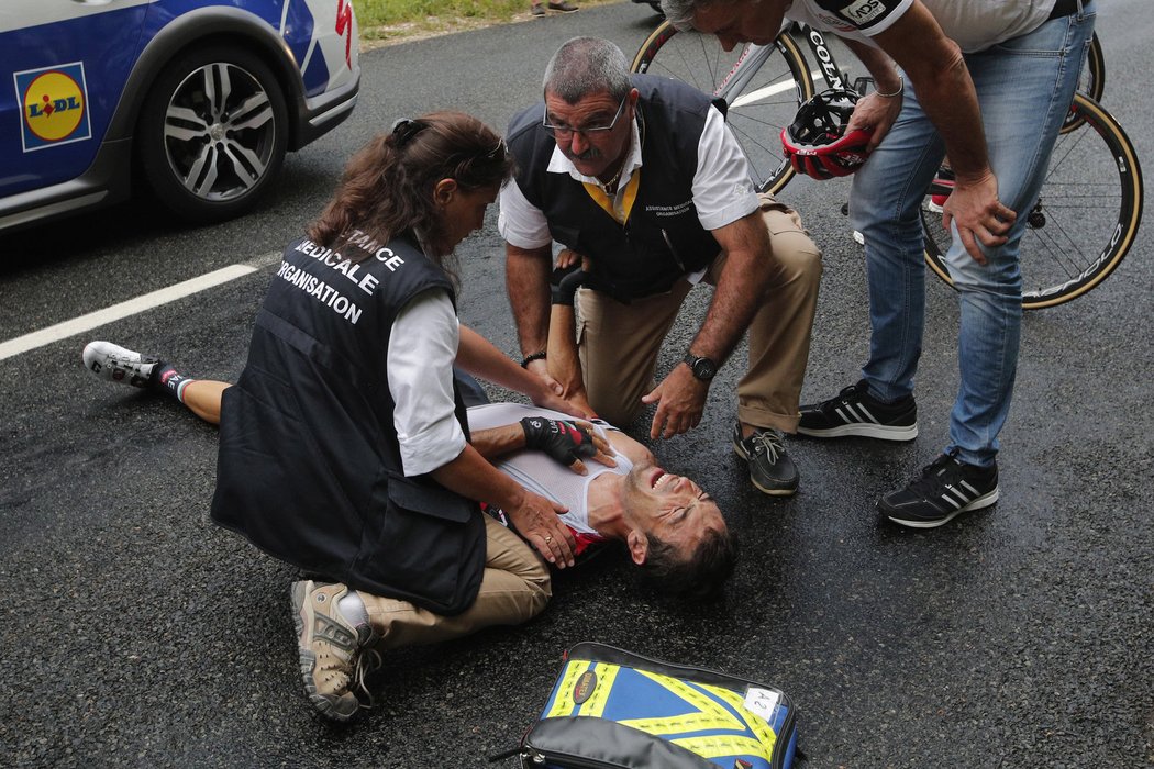 Ital Manuele Mori dostává ošetření po svém ošklivém pádu v deváté etapě Tour de France