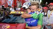 Šťastný vítěz Marcel Kittel oslavuje se svým týmovým kolegou Julienem Vermotem