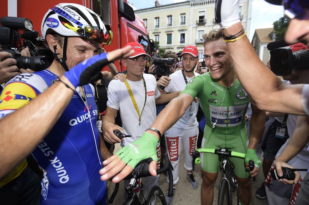 Šťastný vítěz Marcel Kittel oslavuje se svým týmovým kolegou Julienem Vermotem