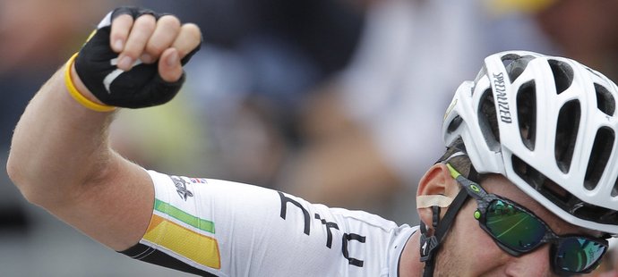Britský cyklista Mark Cavendish se raduje z etapového vítězství