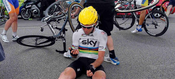 Mark Cavendish sedí na zemi po pádu v závěru čtvrté etapy Tour de France