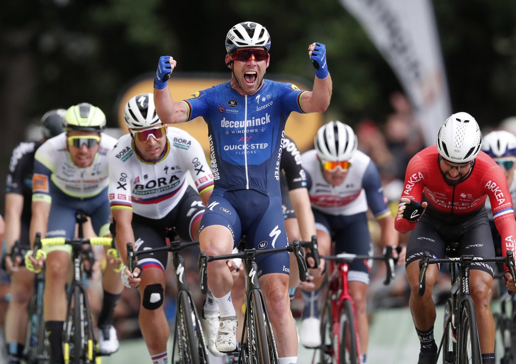 Mark Cavendish se raduje z triumfu ve 4. etapě Tour de France