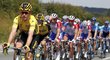 Nizozemský cyklista Mike Teunissen ve žlutém dresu vedoucího muže Tour de France ve třetí etapě