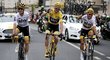 Mikel Nieve (vlevo), Chris Froome a Sergio Henao slaví na začátku závěrečné etapy Tour de France