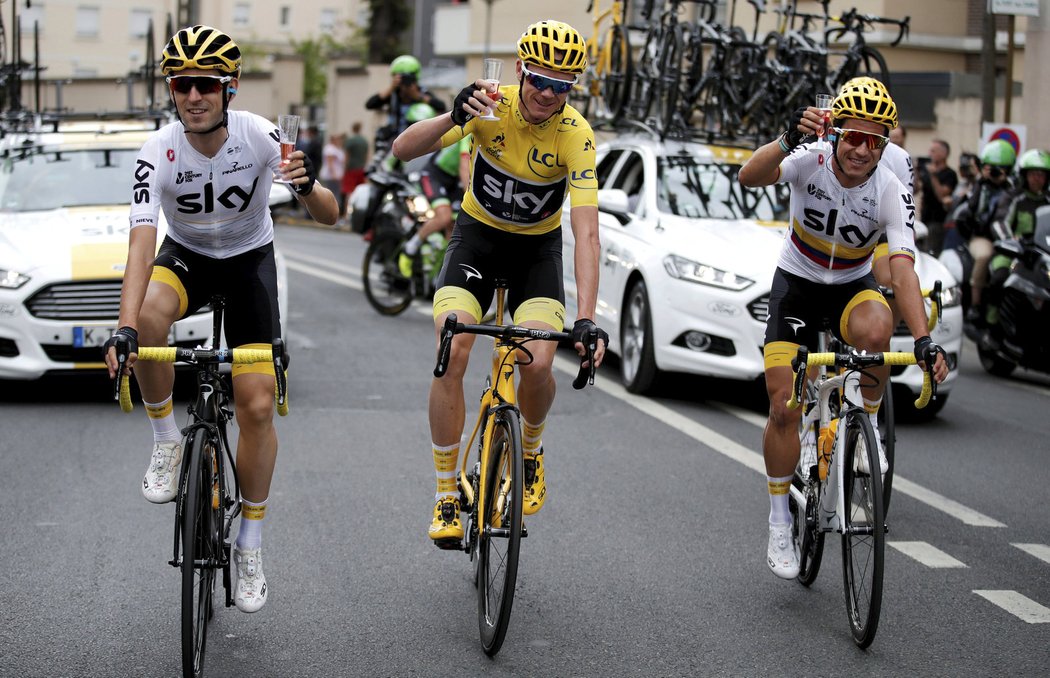 Mikel Nieve (vlevo), Chris Froome a Sergio Henao slaví na začátku závěrečné etapy Tour de France