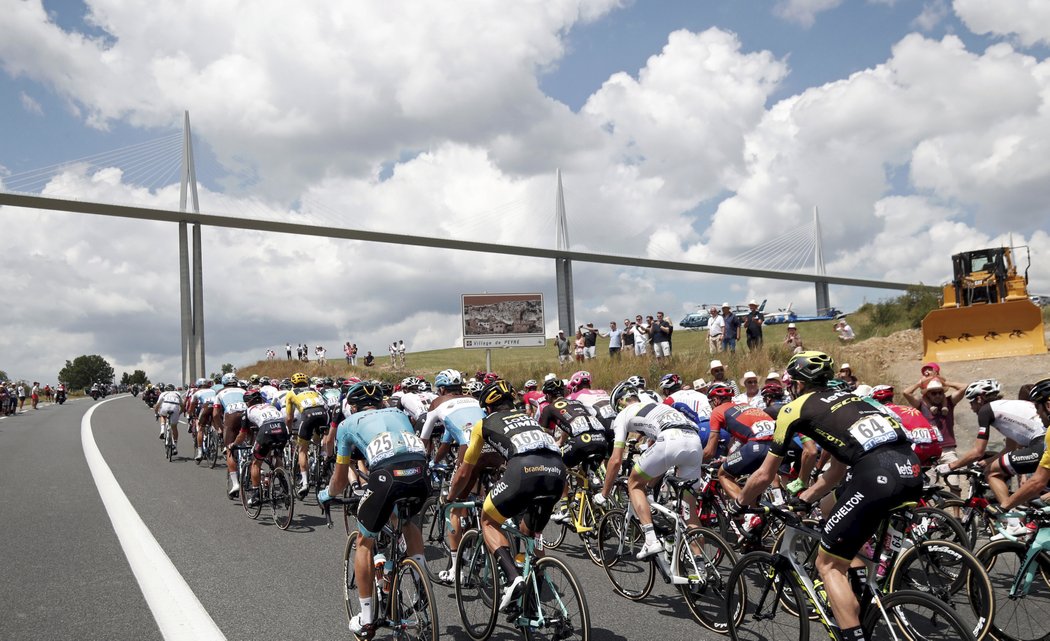 Peloton Tour de France se v 15. etapě blíží pod Millau Viaduct