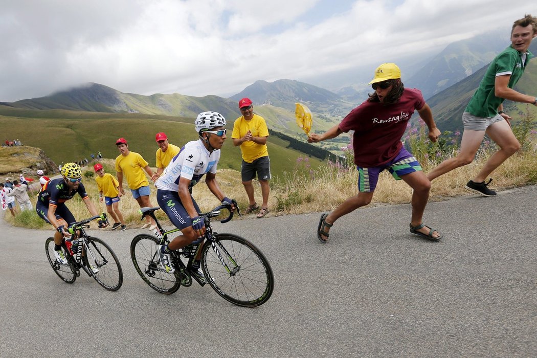 Nairo Quintana předvedl ve 20. etapě Tour de France skvělou stíhací jízdu, za ním se drží Alejandro Valverde