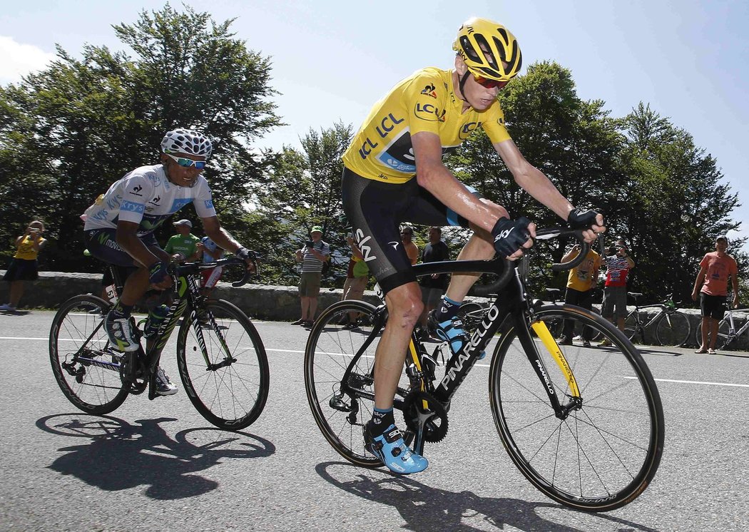 Chris Froome nasadil 6,5 kilometru do cíle 10. etapy Tour de France brutální tempo a dost možná celý závod rozhodl. Tady se ho ještě zuby nehty drží Nairo Quintana