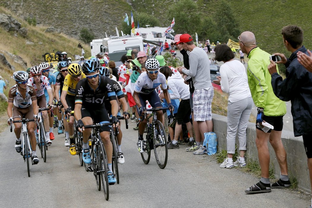 Nairo Quintana (vpravo) se chystá k útoku v závěrečném stoupání na Alpe d&#39;Huez v předposlední etapě Tour de France