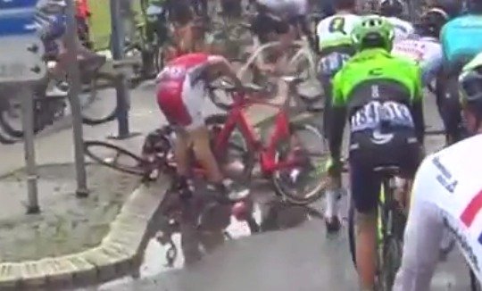 I ve druhé etapě Tour de France padali cyklisté na zem