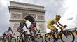 Vincenzo Nibali v čele pelotonu u Vítězného oblouku v Paříži