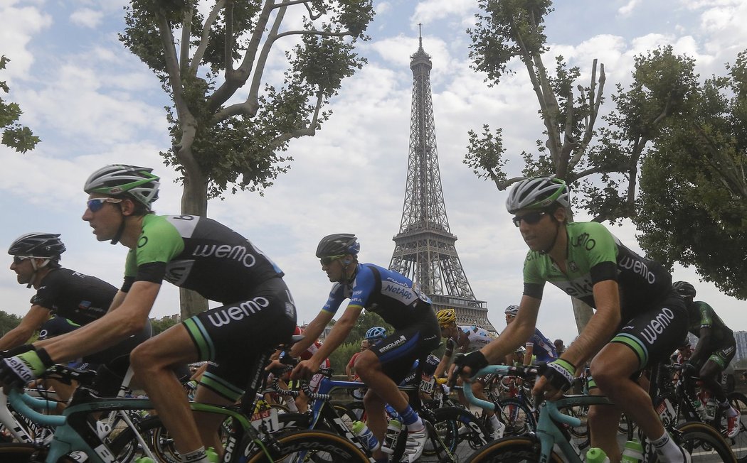 Trasa závěrečné etapy letošní Tour vedla i kolem Eiffelovy věže