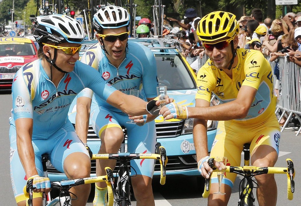 Jezdci stáje Astana se svým lídrem a vítězem letošní Tour de France Vincenzem Nibalim