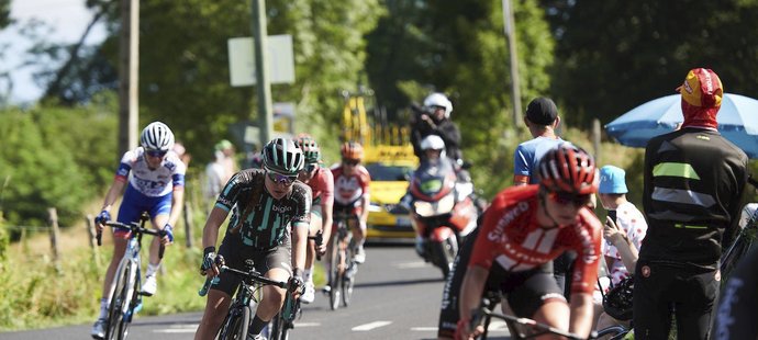Nikola Nosková při sjezdu závodu po trase Tour de France