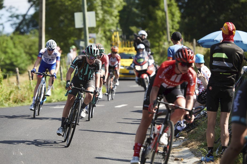 Nikola Nosková při sjezdu závodu po trase Tour de France