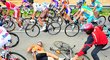 Pablo Urtasun Perezn leží na zemi po nepříjemném pádu ve třetí etapě Tour de France