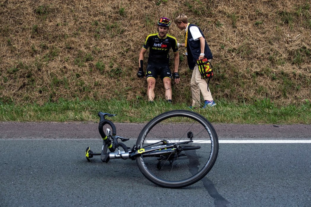 Australský závodník Luke Durbridge potřeboval lékařské ošetření po pádu na Tour de France