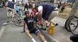 Britský cyklista Geraint Thomas se vzpamatovává po pádu pár kilometrů před cílem první etapy Tour de France