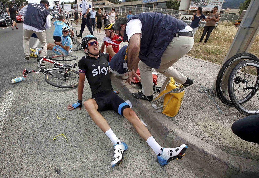 Britský cyklista Geraint Thomas se vzpamatovává po pádu pár kilometrů před cílem první etapy Tour de France