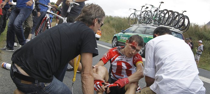 Lékaři ošetřují slovinského cyklistu Janeze Brajkoviče po pádu v páté etapě Tour