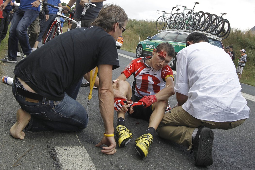 Lékaři ošetřují slovinského cyklistu Janeze Brajkoviče po pádu v páté etapě Tour