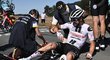 Pořadatelé a zdravotníci sbírají Nicolase Roche po hromadném pádu v 10. etapě Tour de France