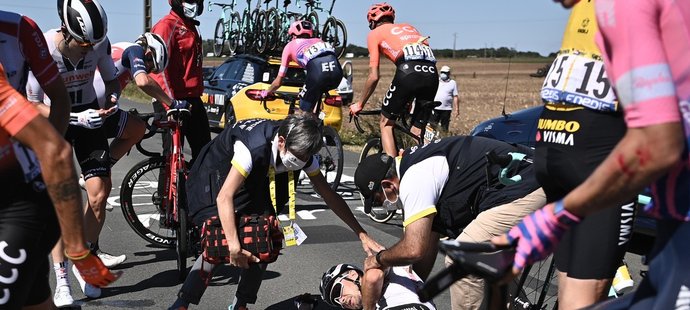 Nicolas Roche z týmu Sunweb po ošklivém pádu v 10. etapě Tour de France