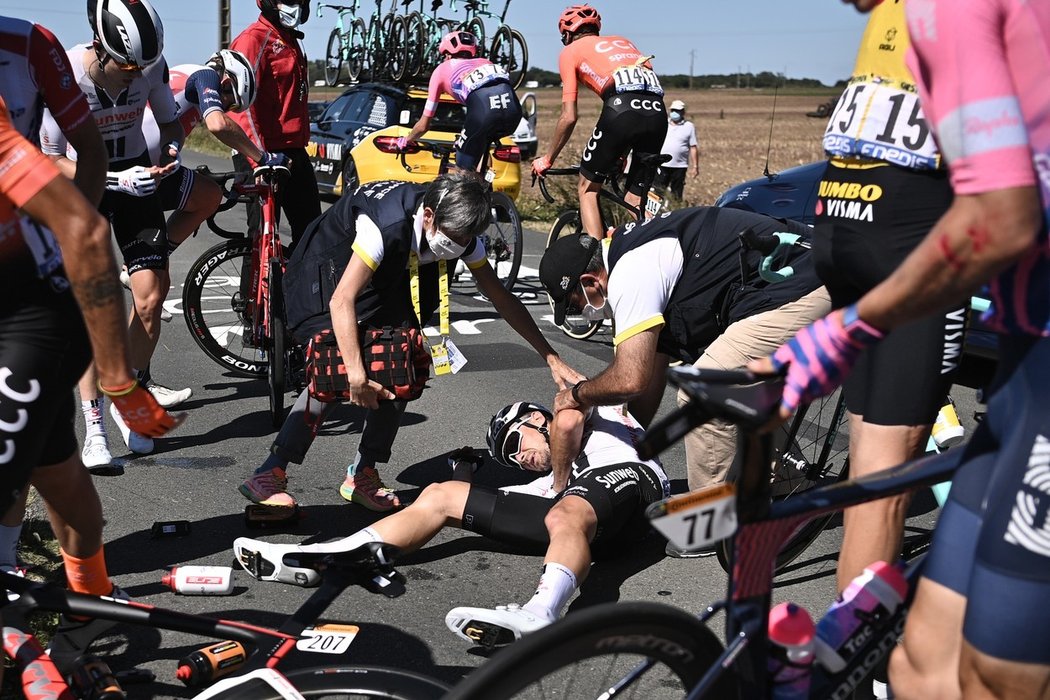 Nicolas Roche z týmu Sunweb po ošklivém pádu v 10. etapě Tour de France