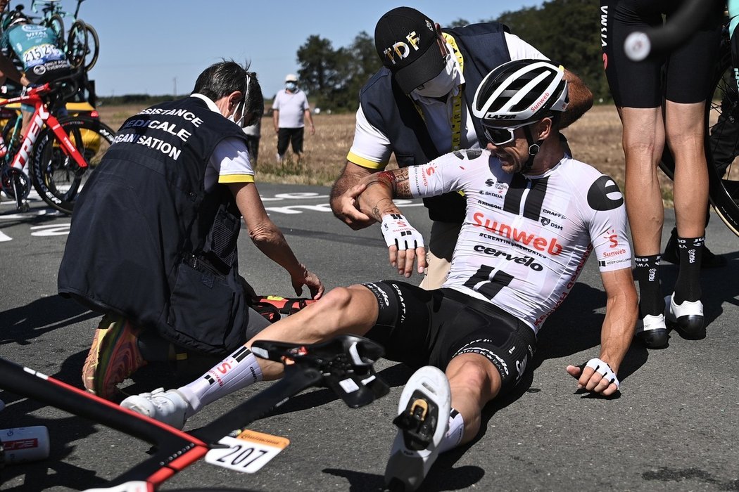 Pořadatelé a zdravotníci sbírají Nicolase Roche po hromadném pádu v 10. etapě Tour de France