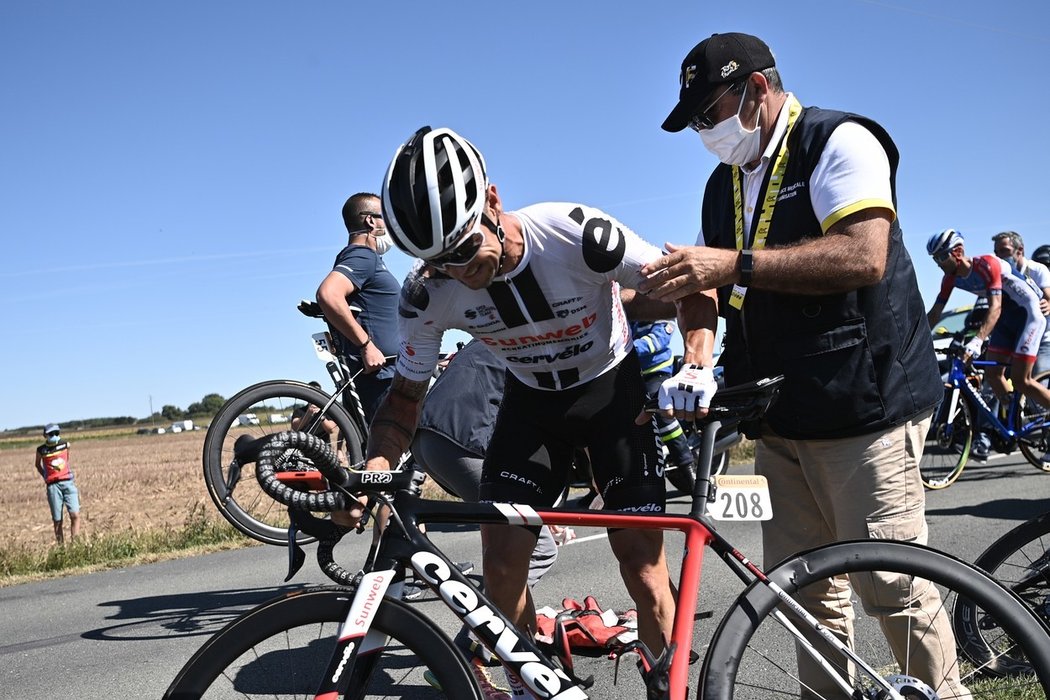 Nicolas Roche se znovu snaží posadit do sedla po ošklivém hromadném pádu v průběhu 10. etapy Tour de France