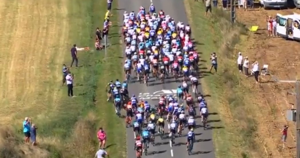 V 10. etapě Tour de France načas rozdělil peloton hromadný pád...