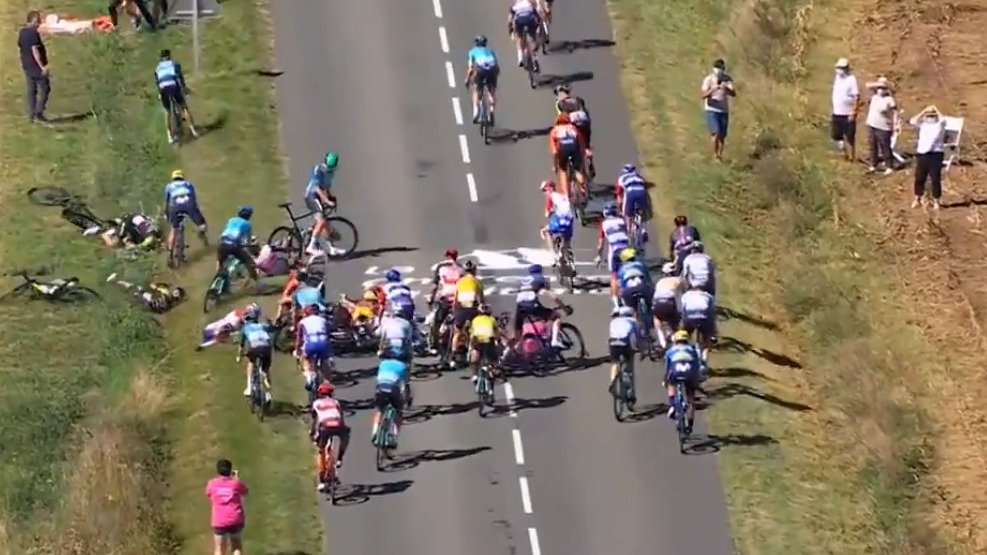 V 10. etapě Tour de France načas rozdělil peloton hromadný pád...