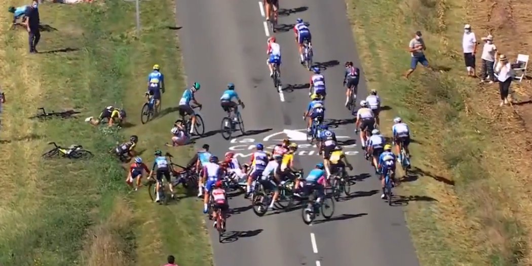 V 10. etapě Tour de France načas rozdělil peloton hromadný pád...