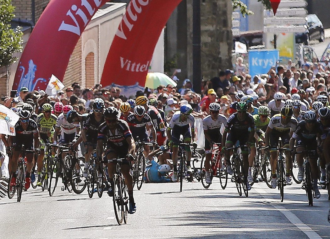 Vincenzo Nibali na zemi poté, co ho v závěru šesté etapy Tour de France složil Tony Martin