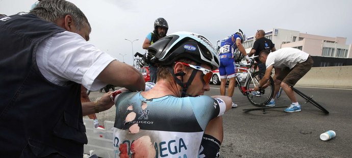 Ošklivě sedřený Tony Martin po hromadném pádu v první etapě Tour de France