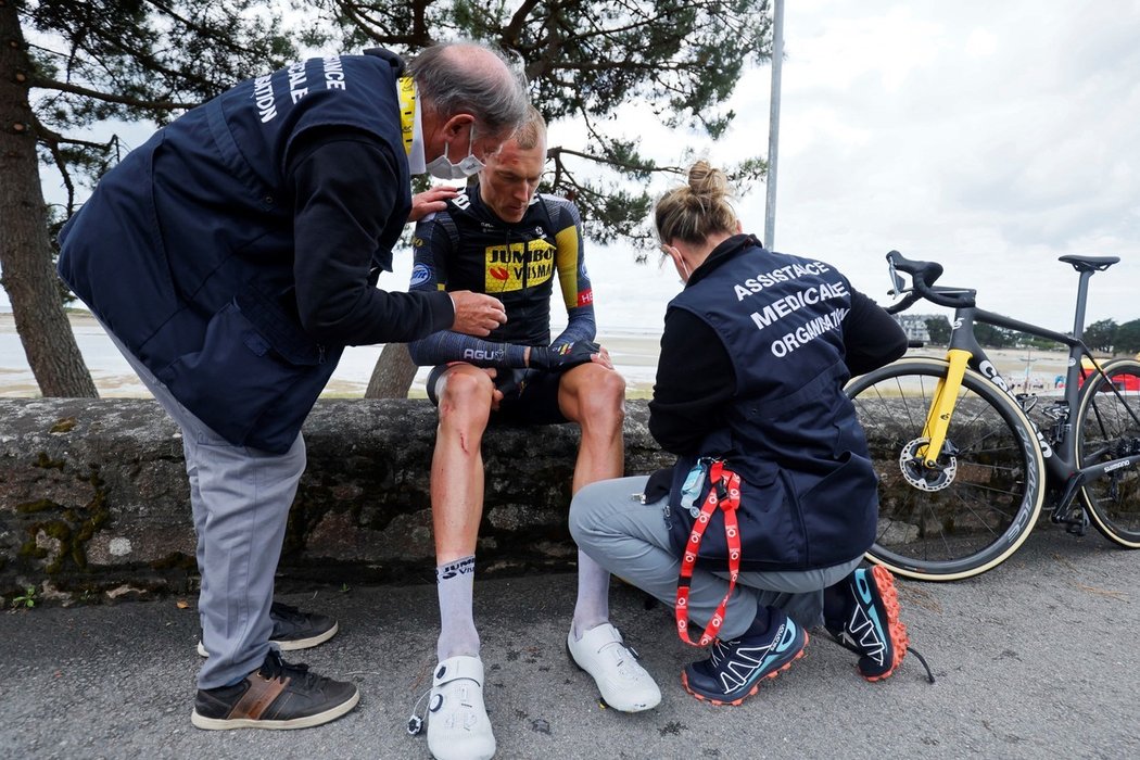 Lékaři ošetřují Roberta Gesinka, který po pádu ve třetí etapě Tour de France slavný závod vzdal