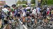Cyklisté se v páté etapě Tour srazili