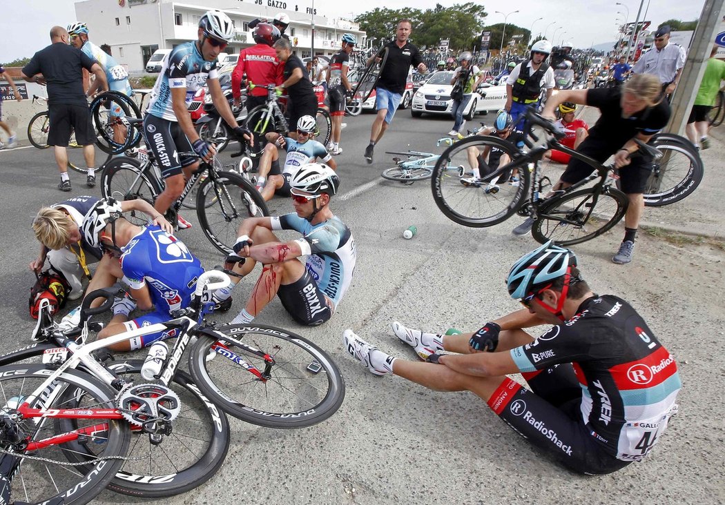 V závěru úvodní etapy Tour de France přišel hromadný pád, který zastavil hned několik favoritů