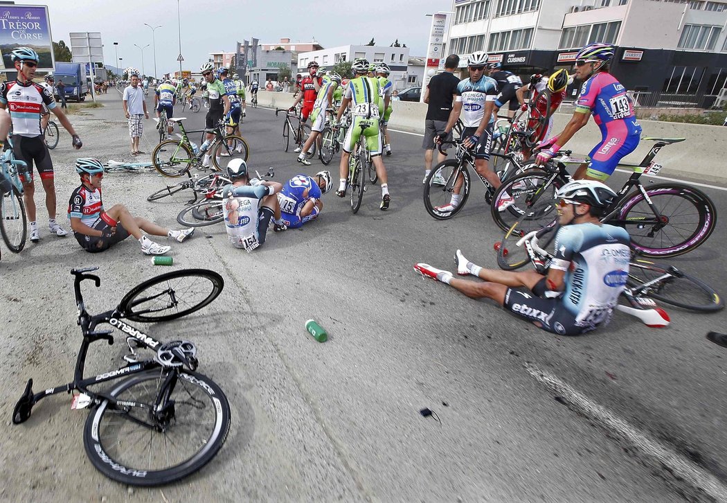 Do ošklivého pádu v první etapě Tour de France se zapletl i Slovák Peter Sagan